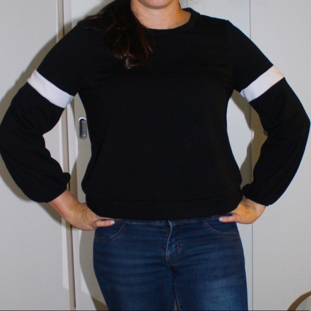 Black puffy arm sweatshirt